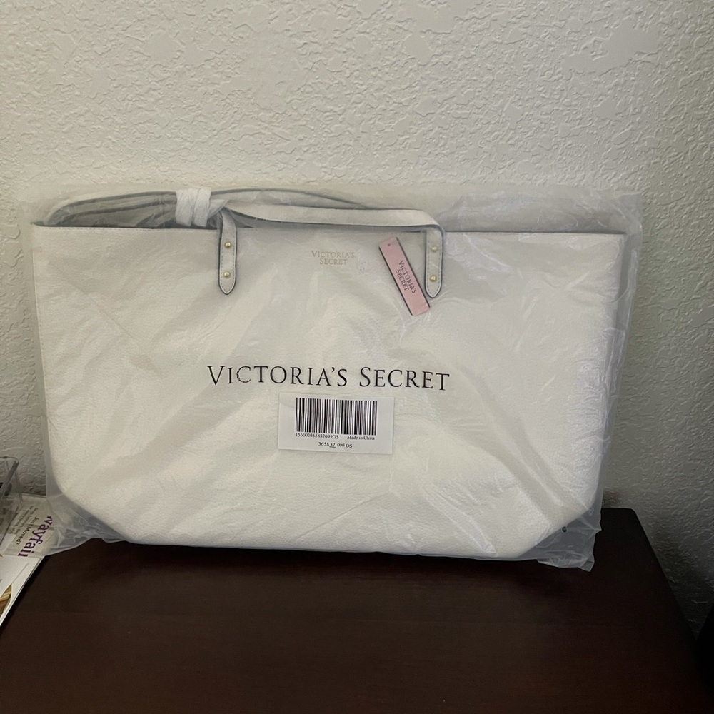 Assortments new VS and PINK TOTES - Picture 11 of 15